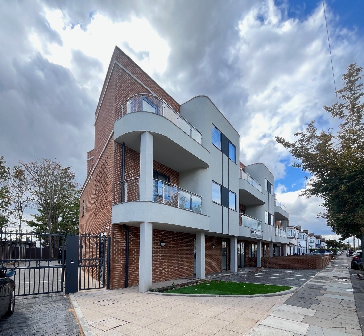 Flat Rushden Gardens in Greater London