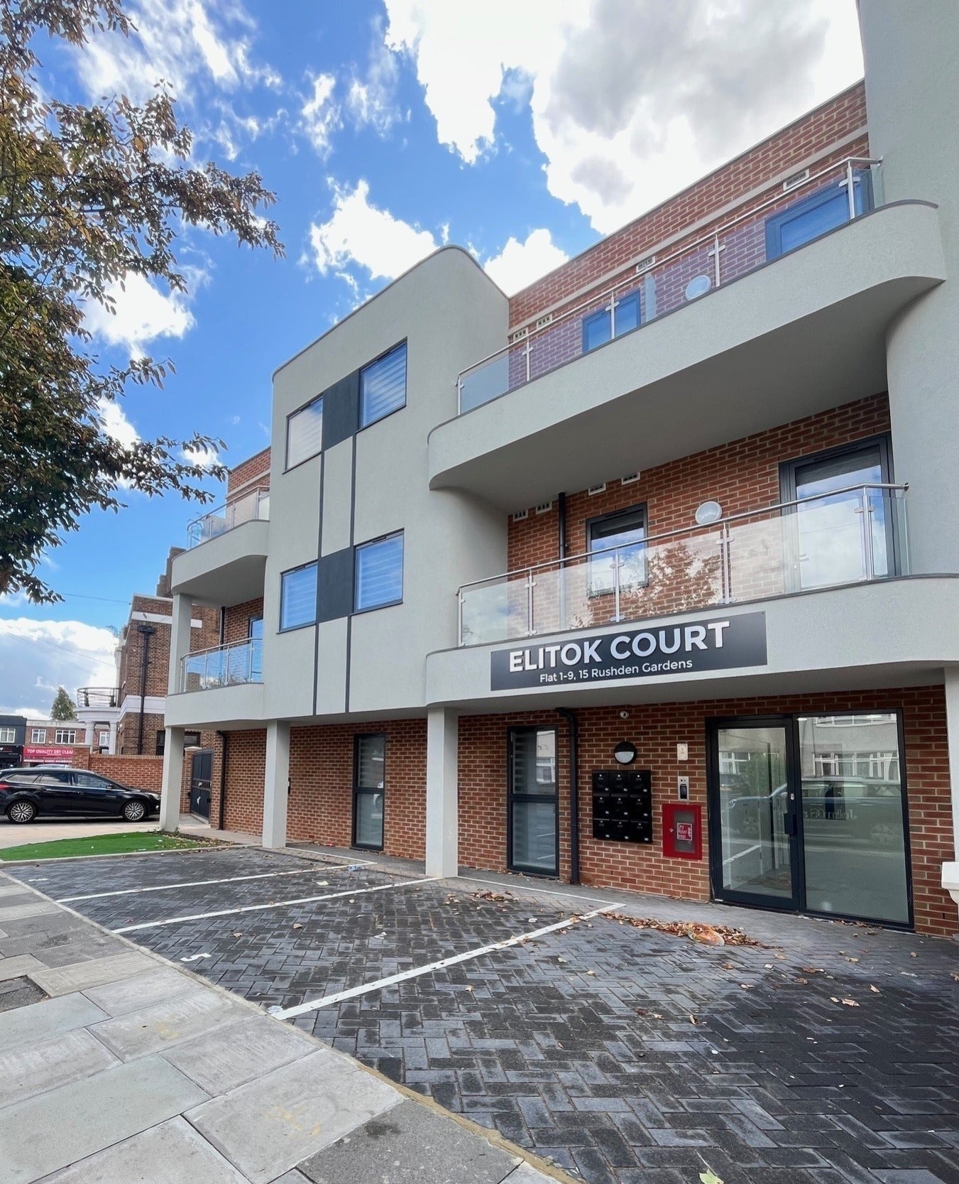 Flat Rushden Gardens in Greater London