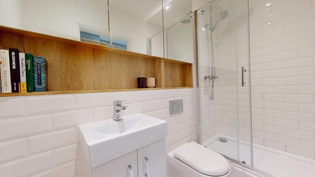 Flat Draycott Avenue in Greater London