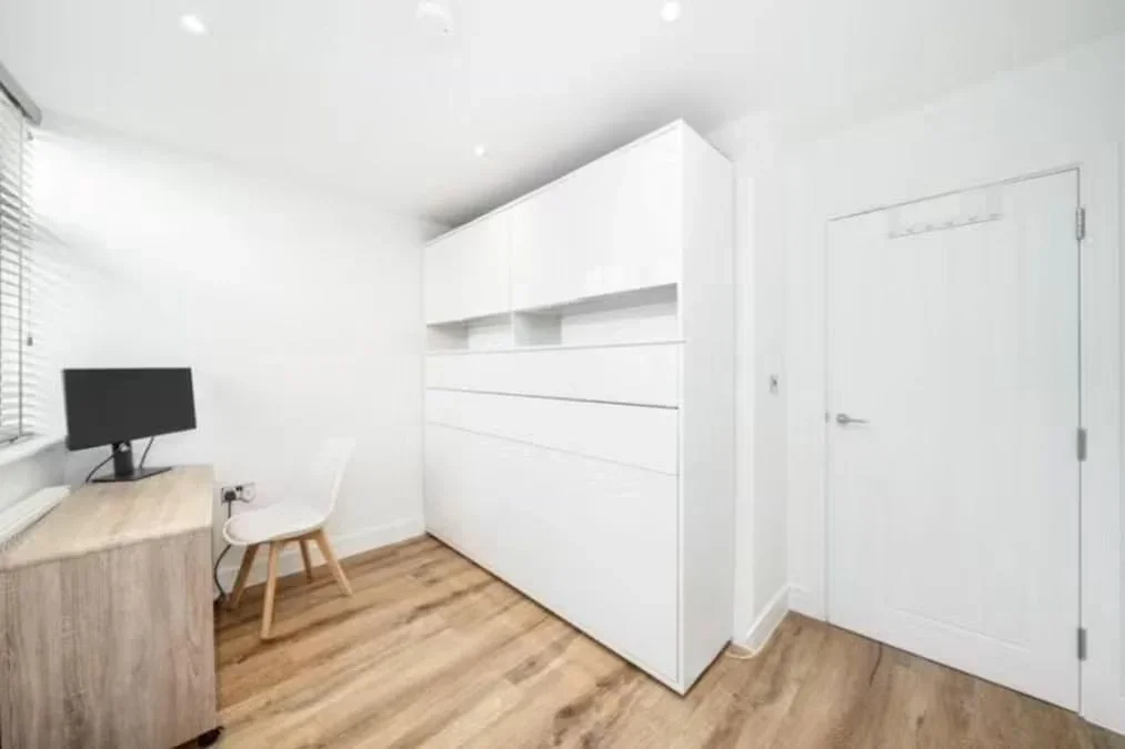 Flat Colney Hatch Lane in Greater London