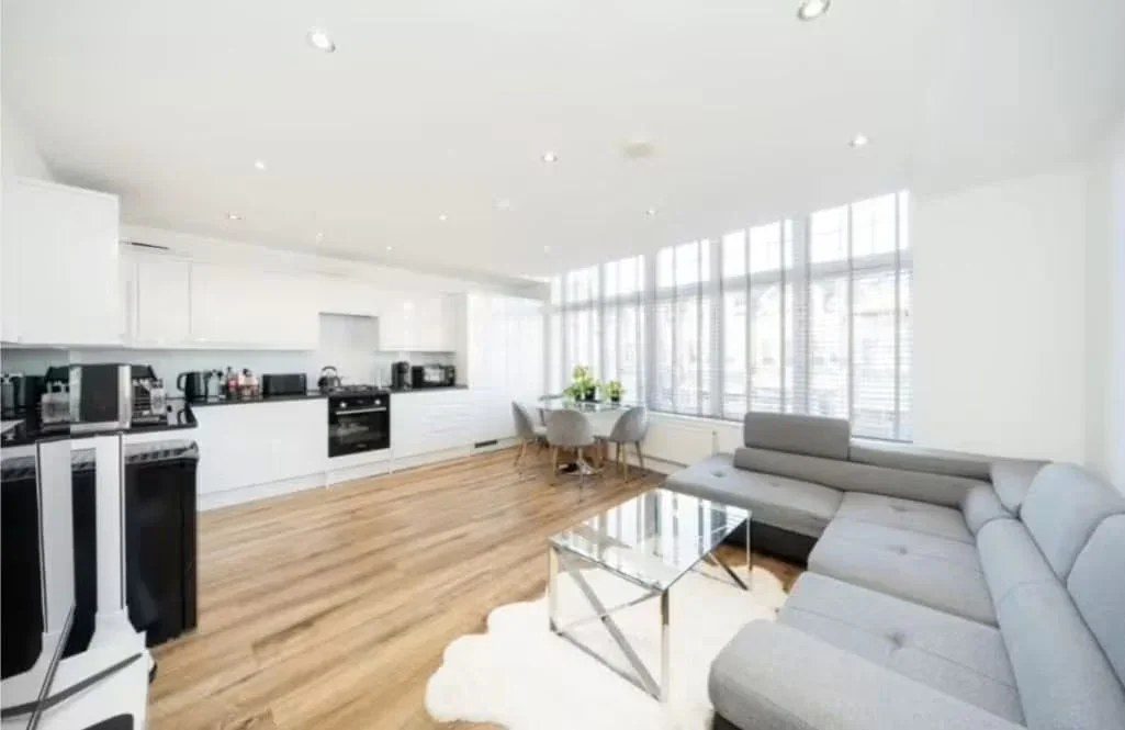 Flat Colney Hatch Lane in Greater London