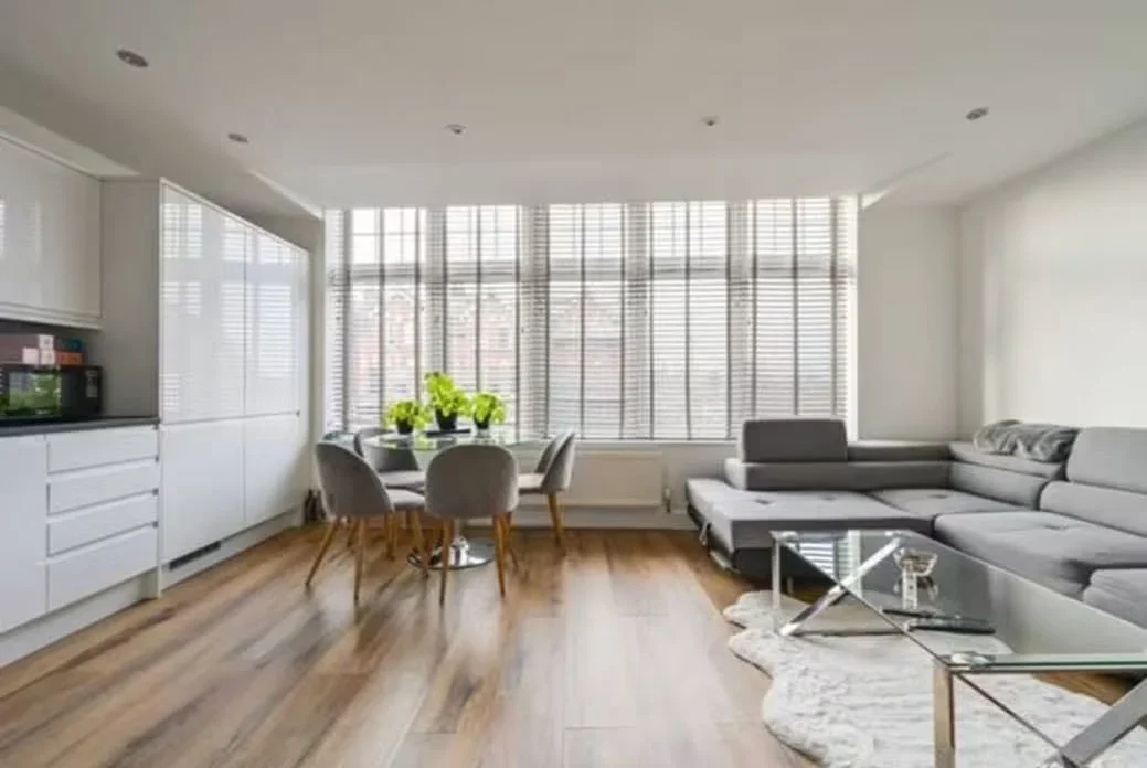 Flat Colney Hatch Lane in Greater London