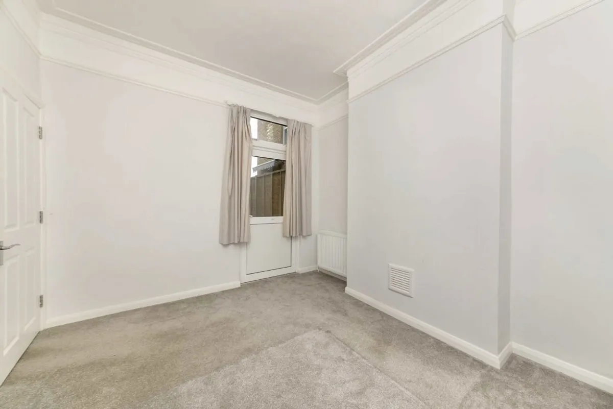 Flat Radbourne Road in Greater London