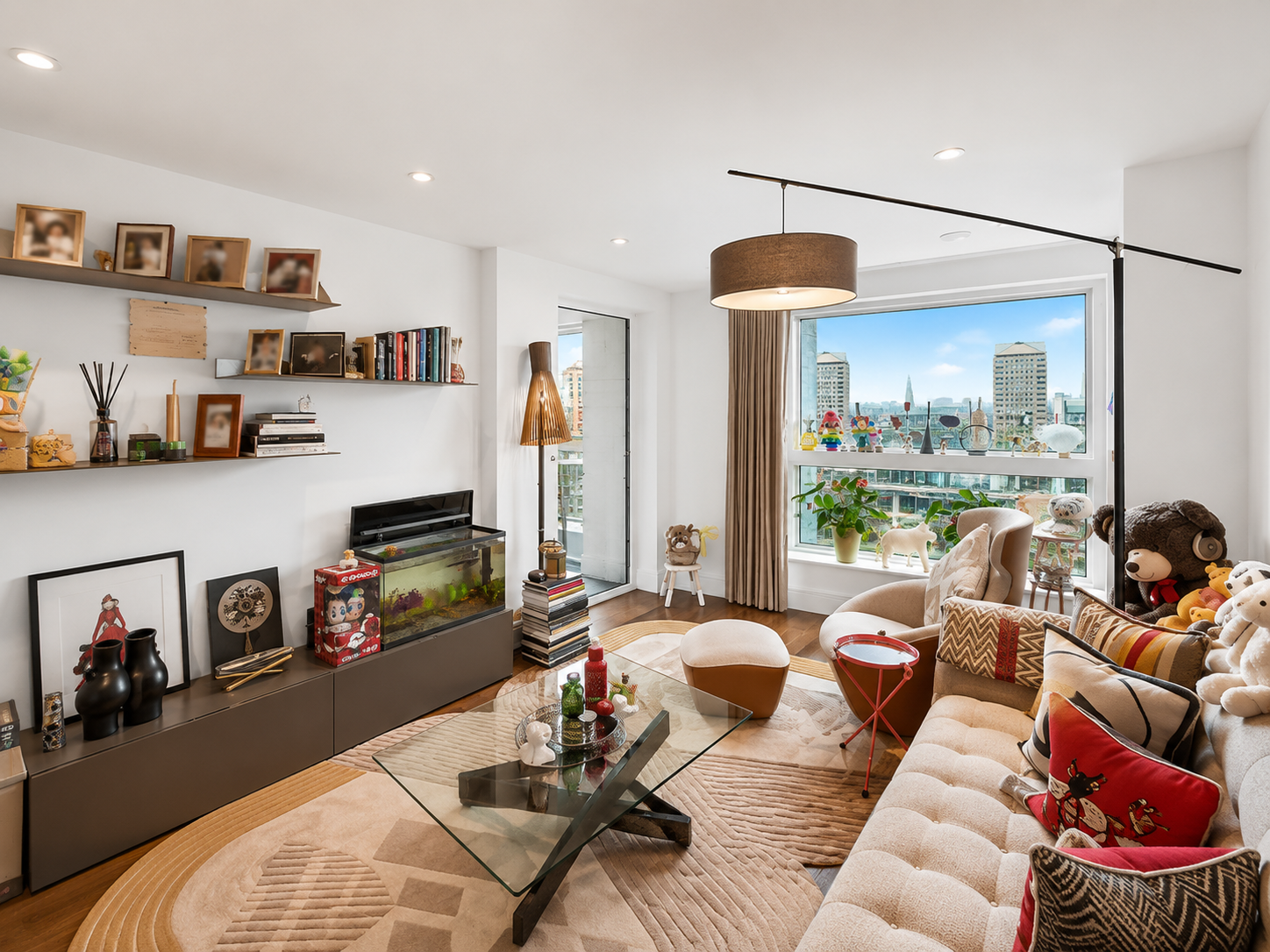 Flat Lincoln Plaza in Greater London