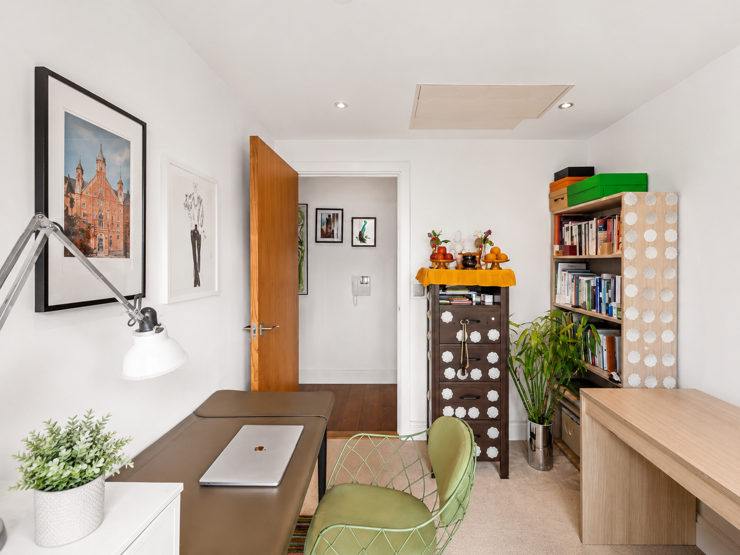 Flat Lincoln Plaza in Greater London