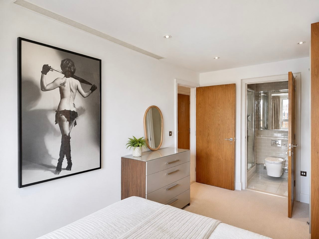 Flat Lincoln Plaza in Greater London