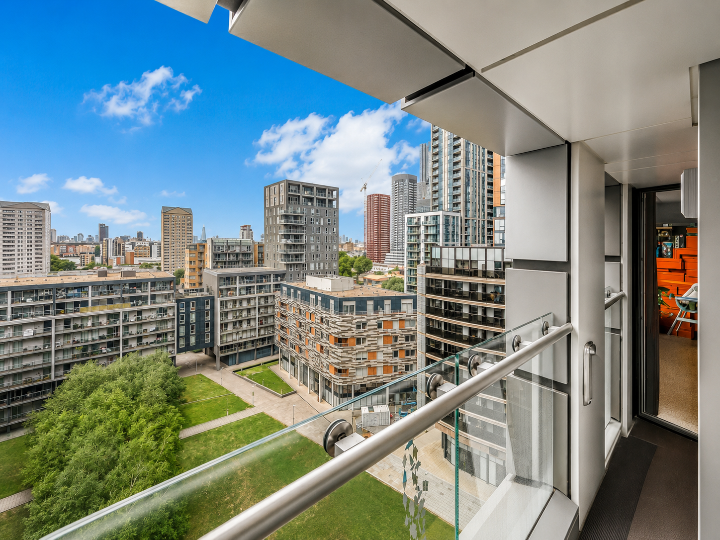 Flat Lincoln Plaza in Greater London