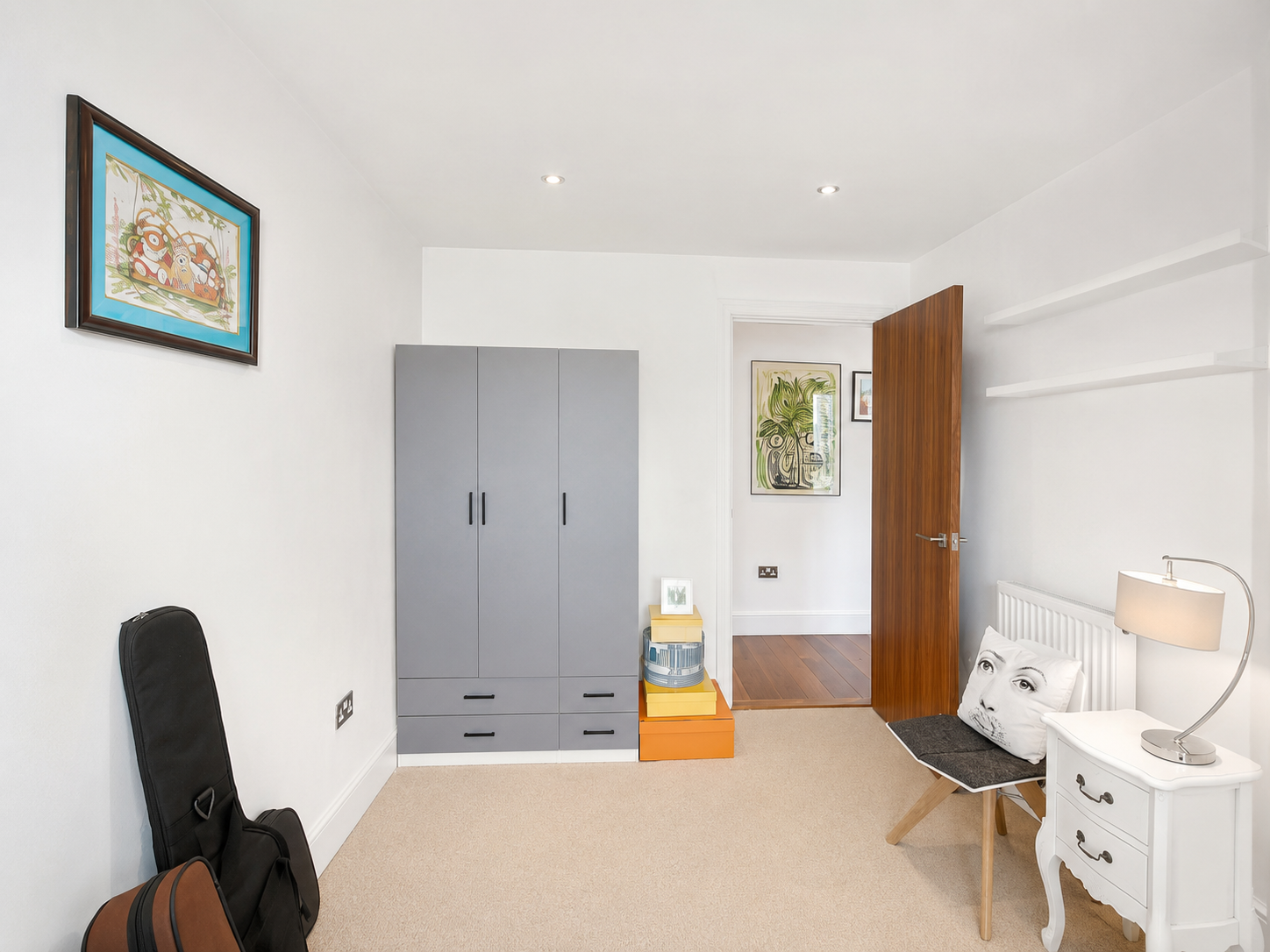 Flat Lincoln Plaza in Greater London