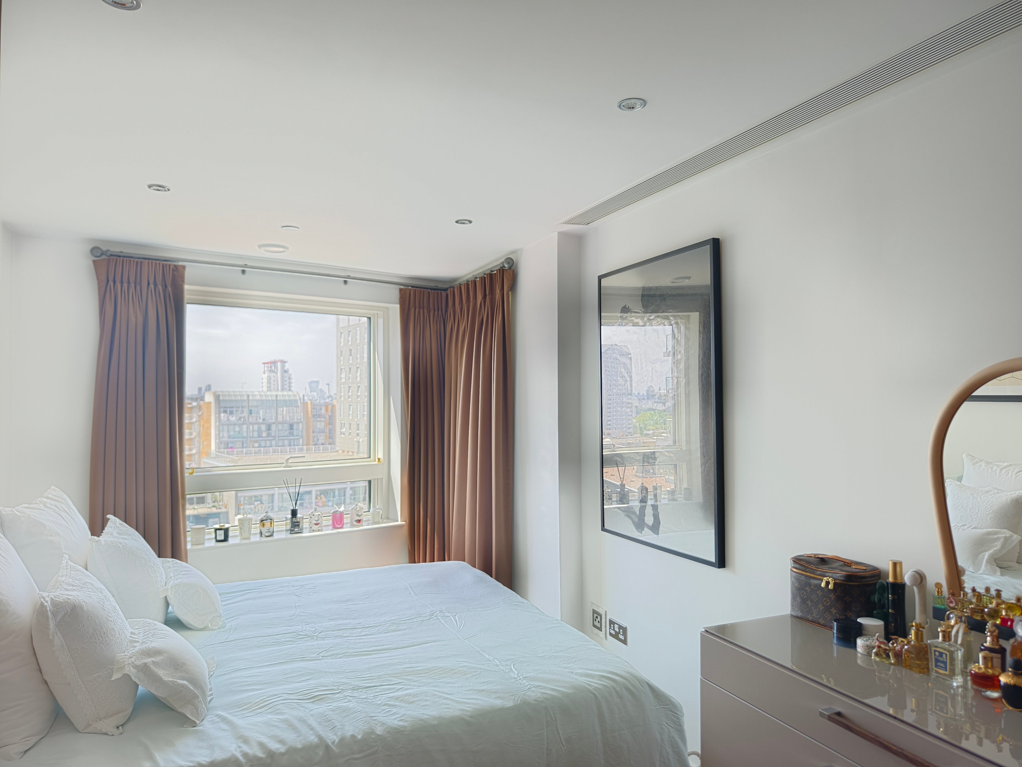 Flat Lincoln Plaza in Greater London