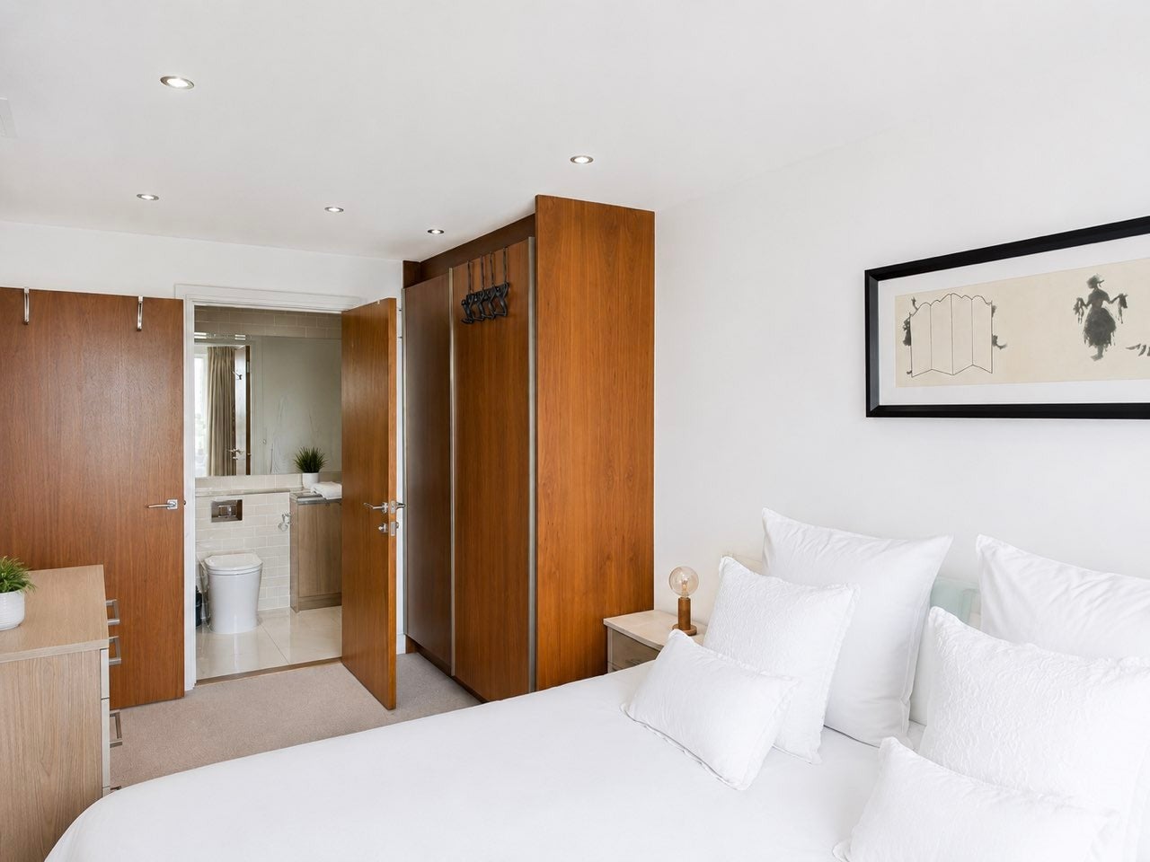 Flat Lincoln Plaza in Greater London