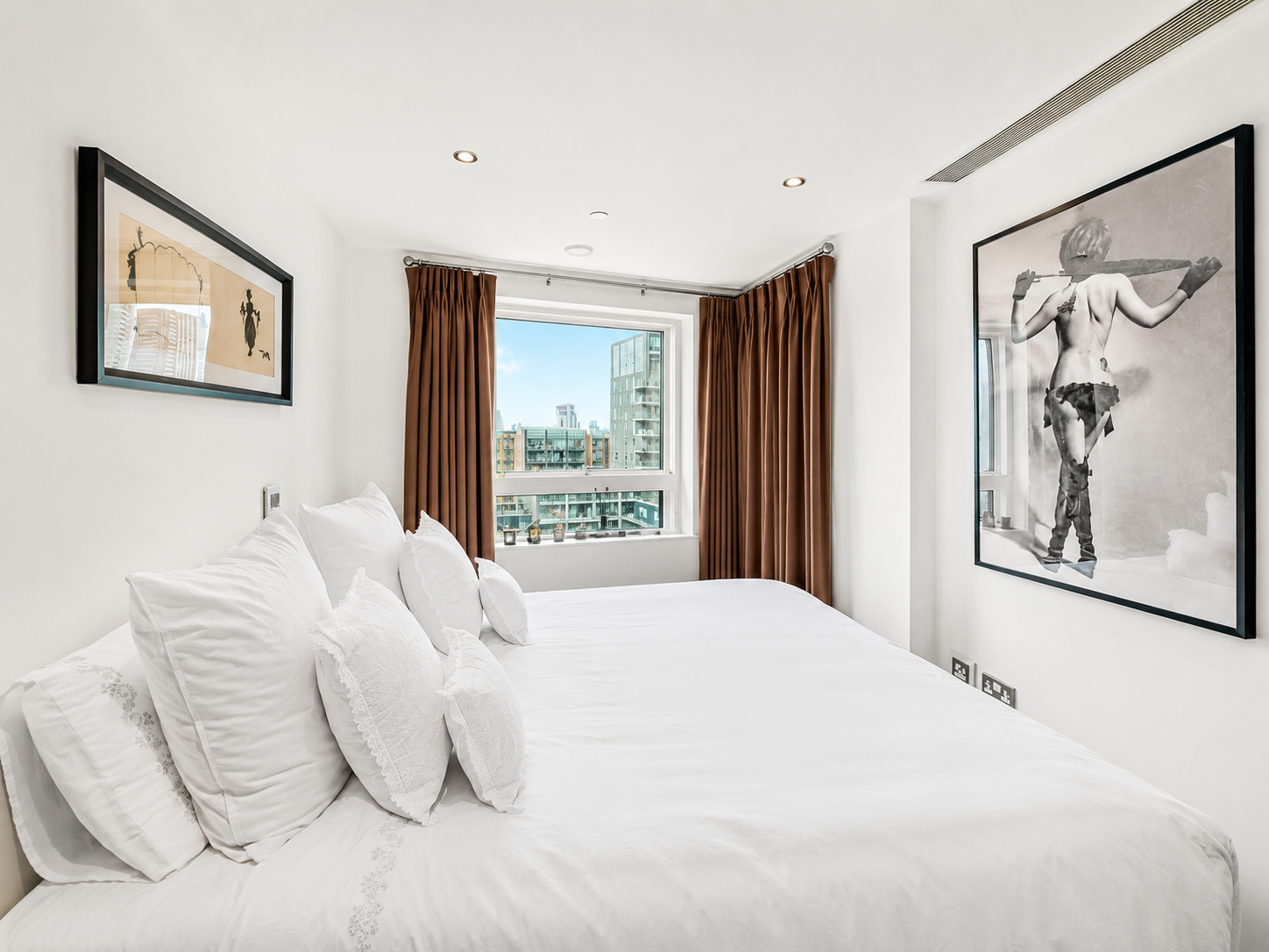 Flat Lincoln Plaza in Greater London