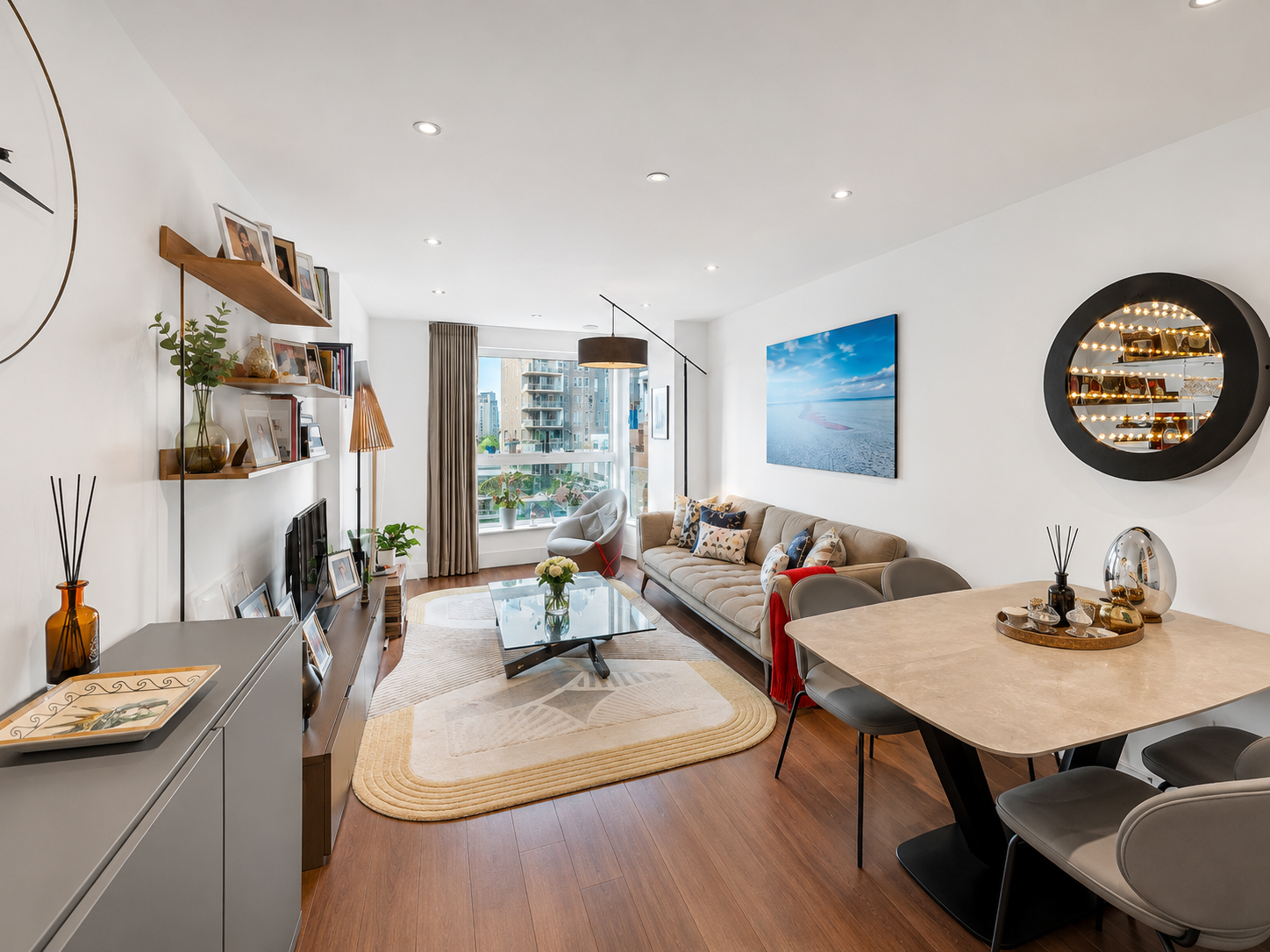 Flat Lincoln Plaza in Greater London