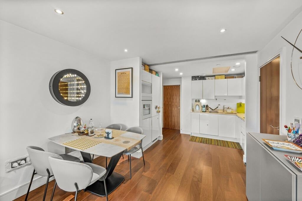 Flat Lincoln Plaza in Greater London
