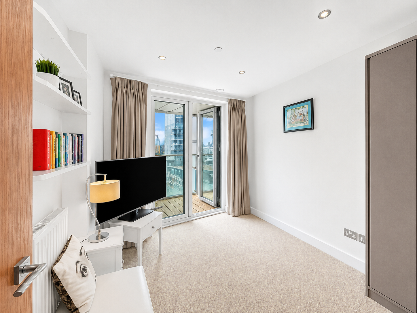 Flat Lincoln Plaza in Greater London