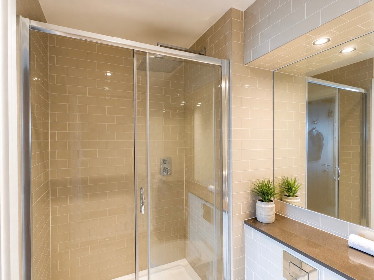 Flat Lincoln Plaza in Greater London