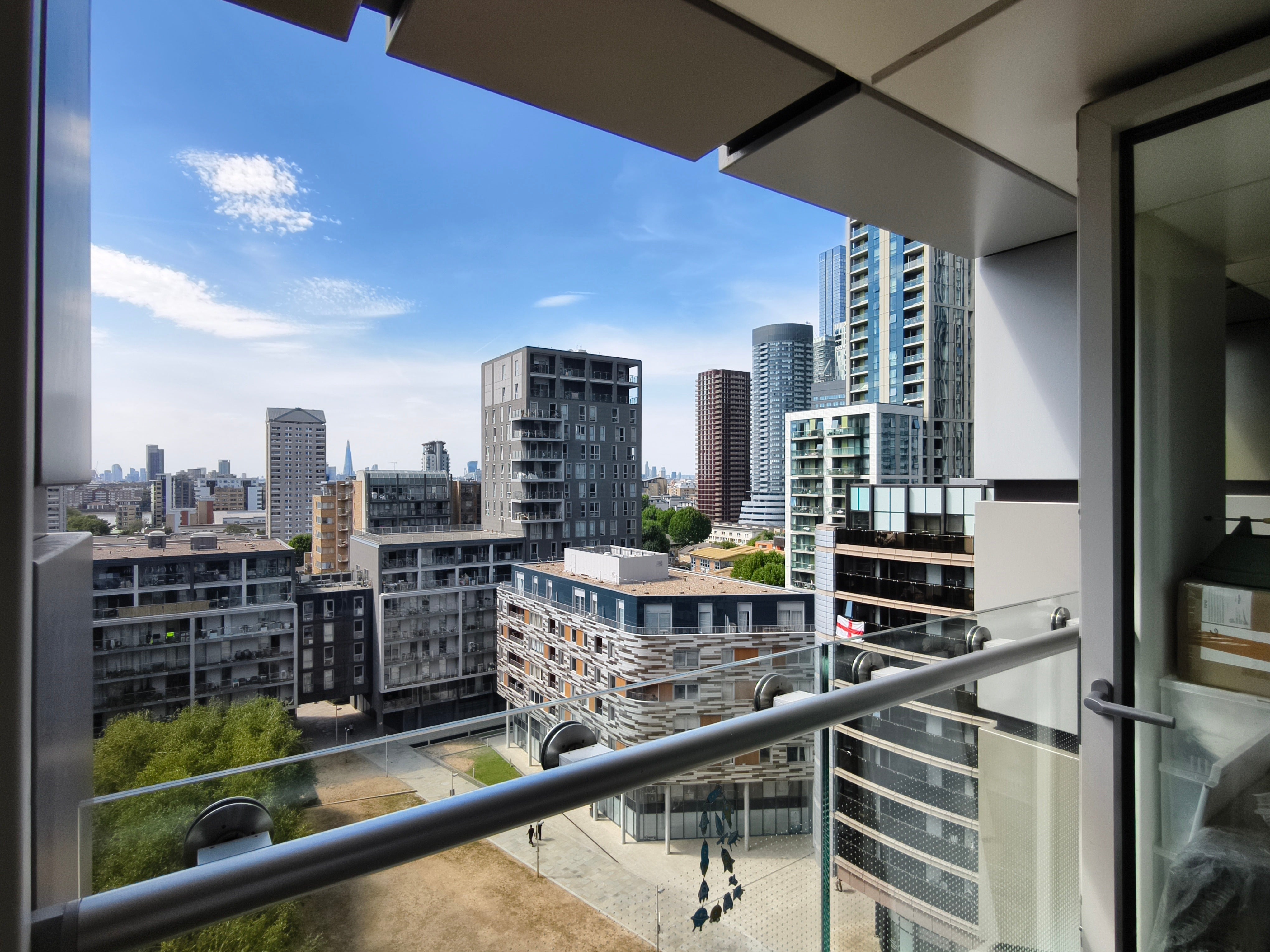 Flat Lincoln Plaza in Greater London