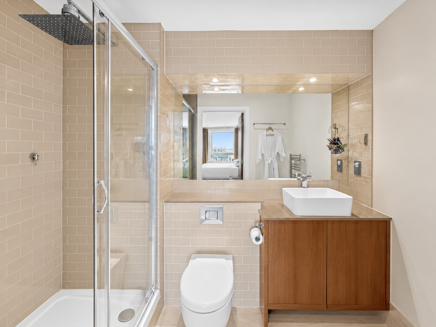 Flat Lincoln Plaza in Greater London