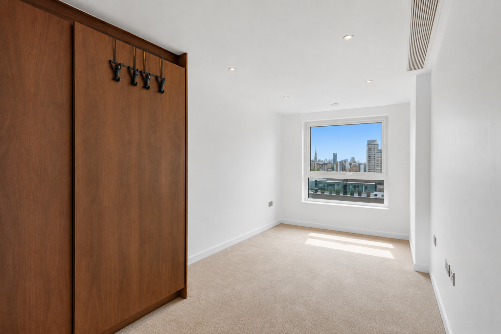 Flat Lincoln Plaza in Greater London