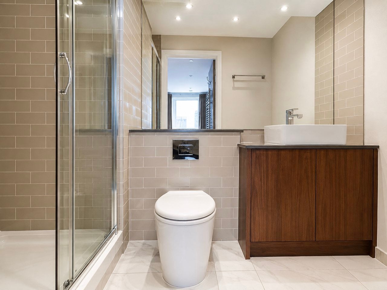 Flat Lincoln Plaza in Greater London