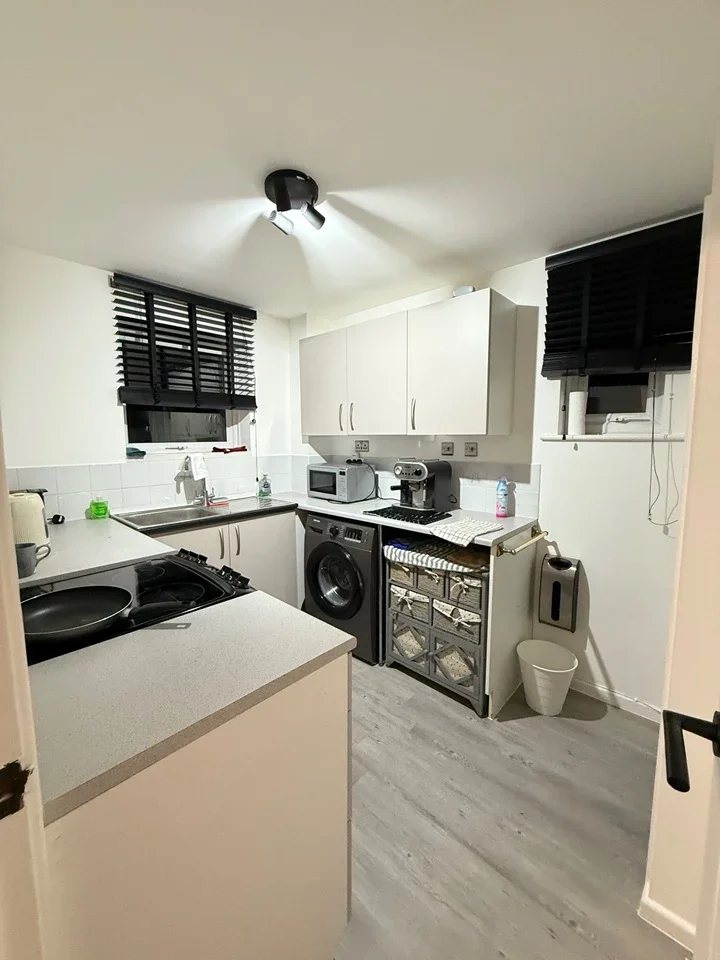 Flat Newcombe Rise in Greater London