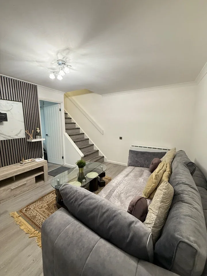 Flat Newcombe Rise in Greater London