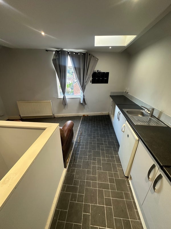 Flat Lawefield Lane in Wakefield