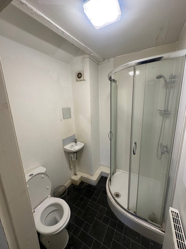 Flat Lawefield Lane in Wakefield