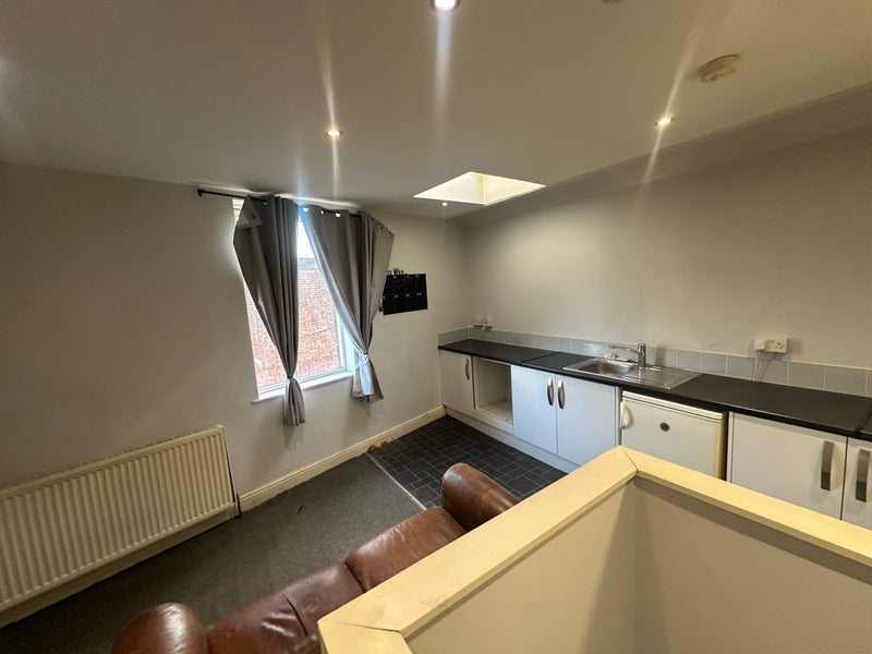 Flat Lawefield Lane in Wakefield