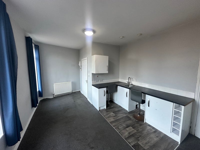 Flat Lawefield Lane in Wakefield
