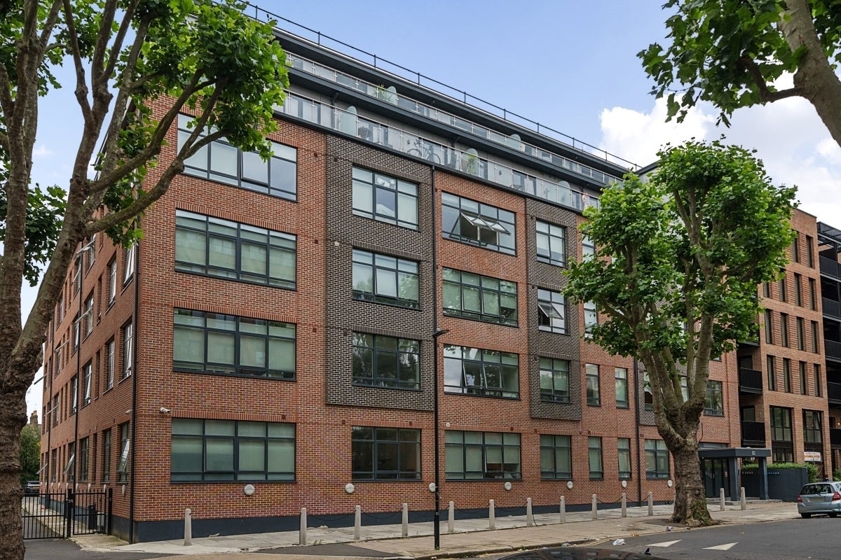 Flat Lawrence Road in Greater London