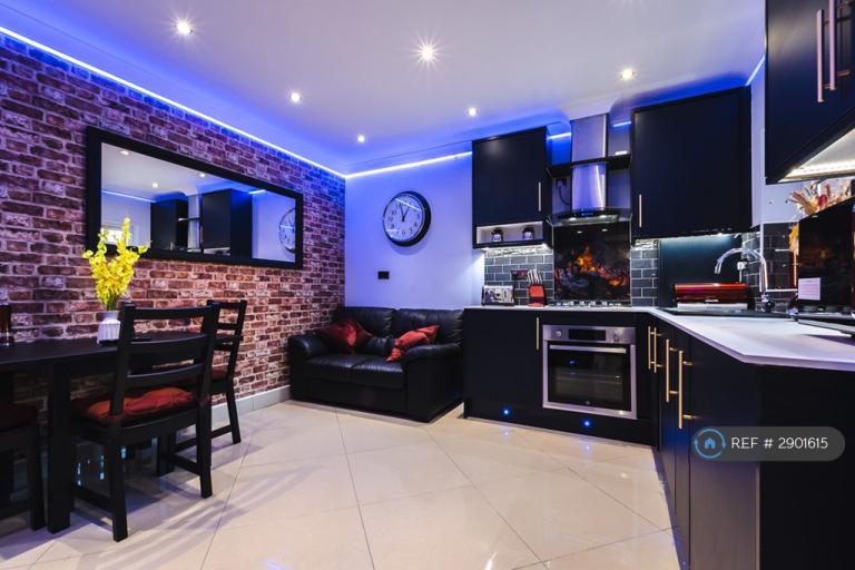 Room Addington Road in Reading