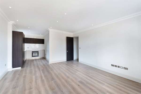 Flat Woodville Road in Greater London