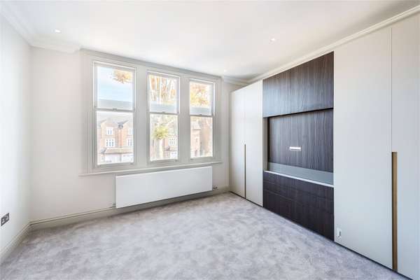 Flat Woodville Road in Greater London