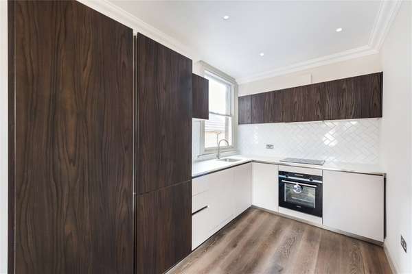 Flat Woodville Road in Greater London