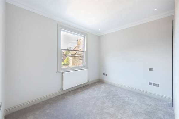 Flat Woodville Road in Greater London