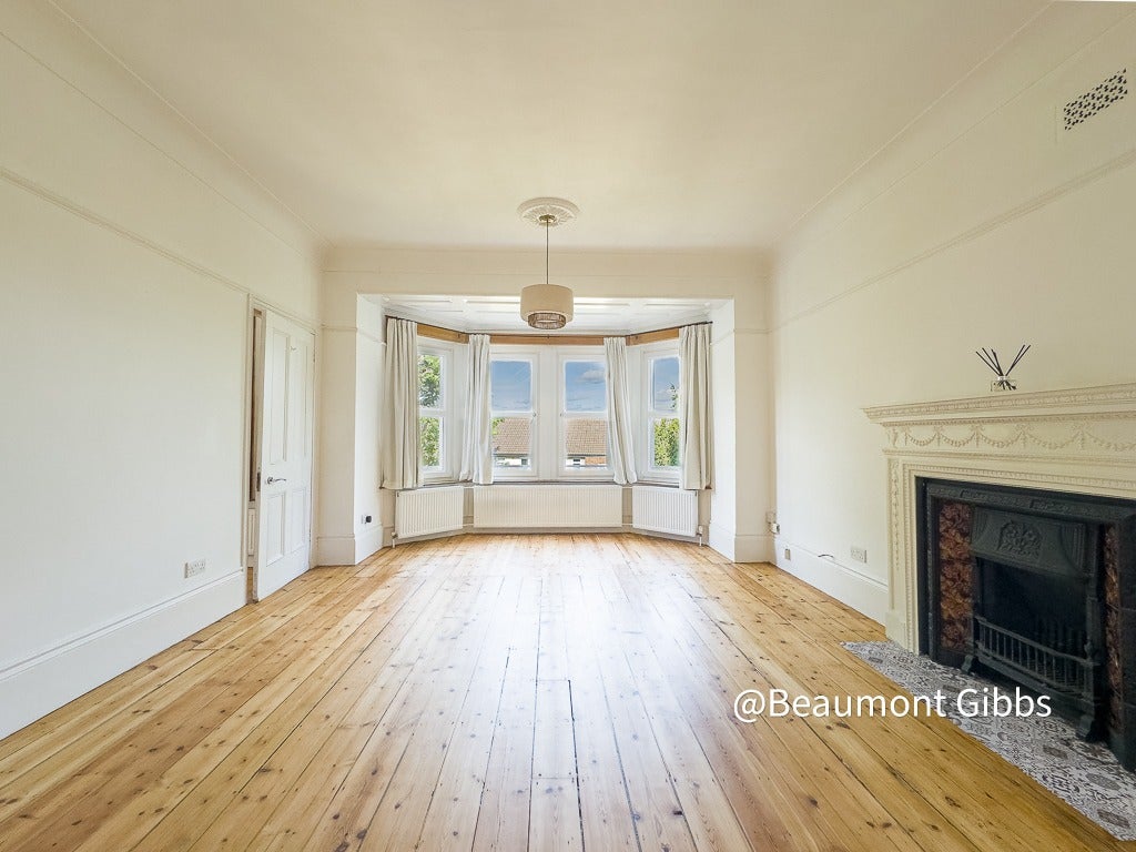 Flat Eglinton Hill in Greater London
