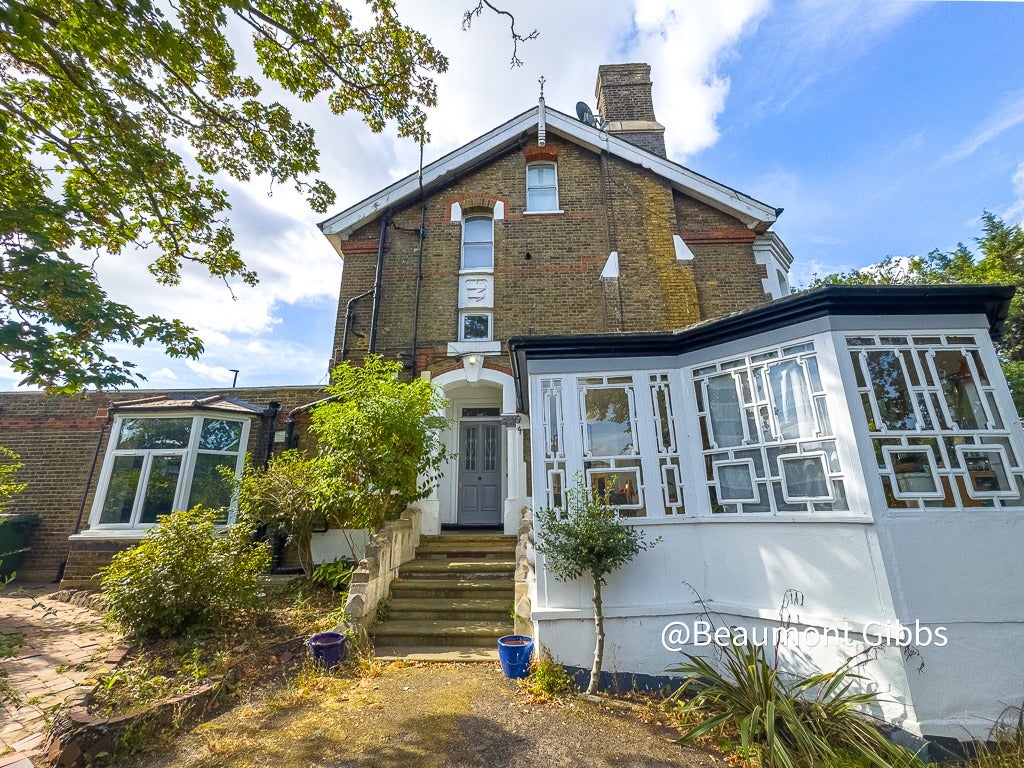 Flat Eglinton Hill in Greater London