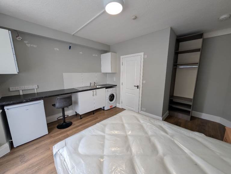 Flat Southfields in Greater London