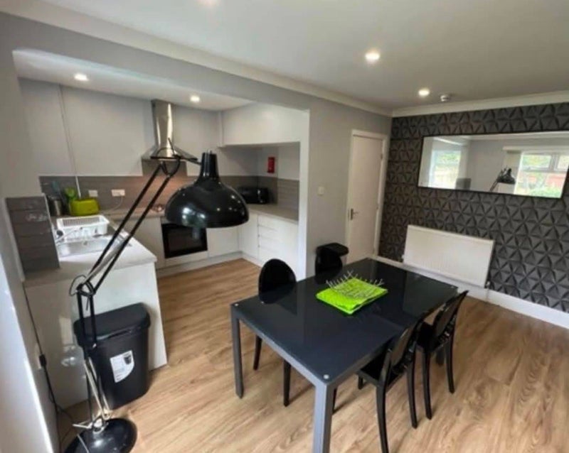 Room Richmond Avenue in Leeds