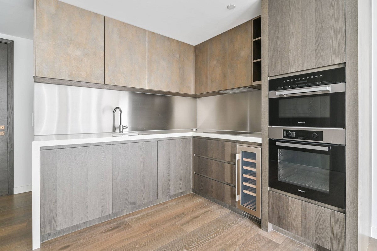 Flat Carnation Way in Greater London