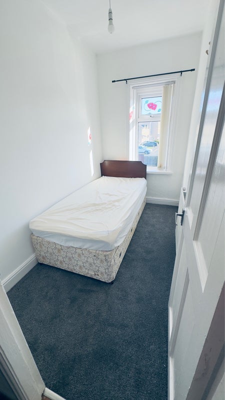 Room Parsonage Road in Bradford