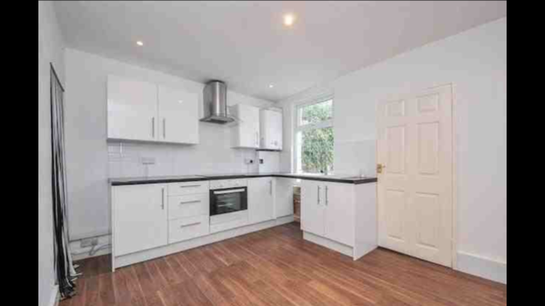 Room Stroud Road in Greater London