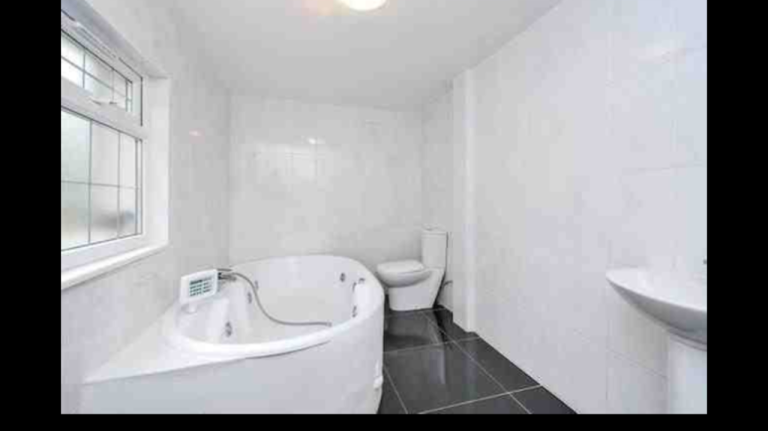 Room Stroud Road in Greater London