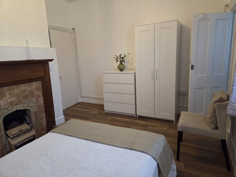 Room Harrow Road in Greater London
