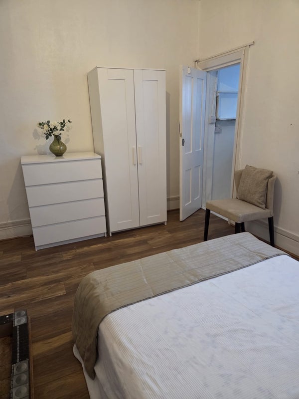 Room Harrow Road in Greater London