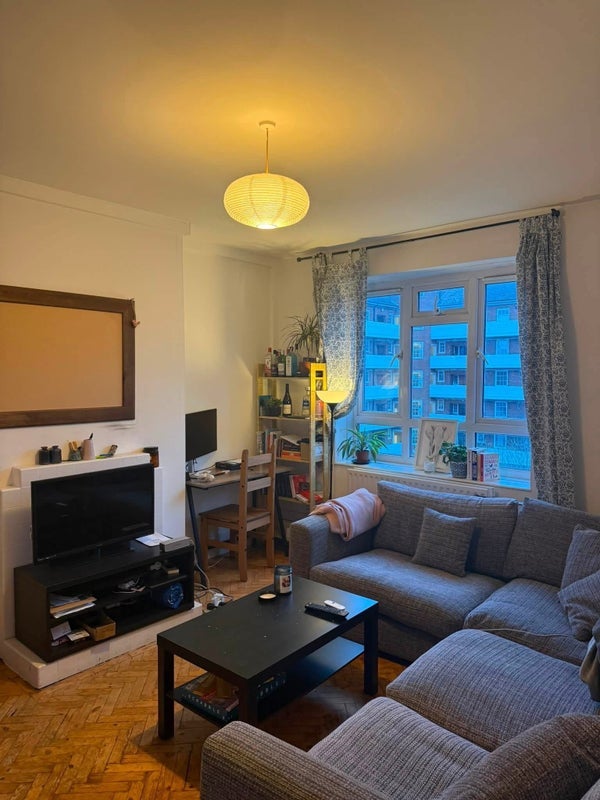 Room Triangle Place in Greater London
