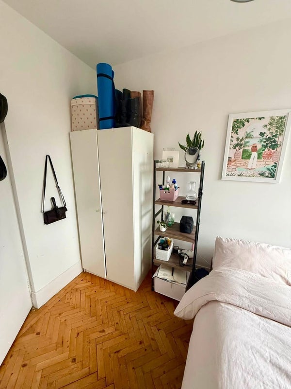 Room Triangle Place in Greater London