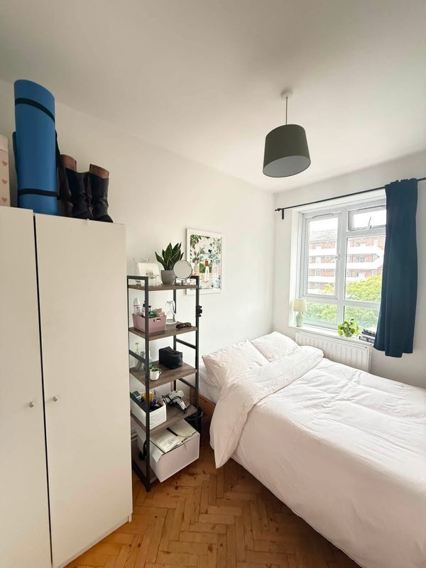 Room Triangle Place in Greater London