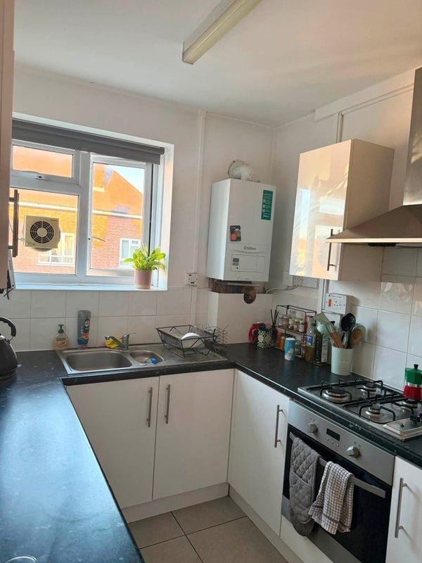 Room Triangle Place in Greater London