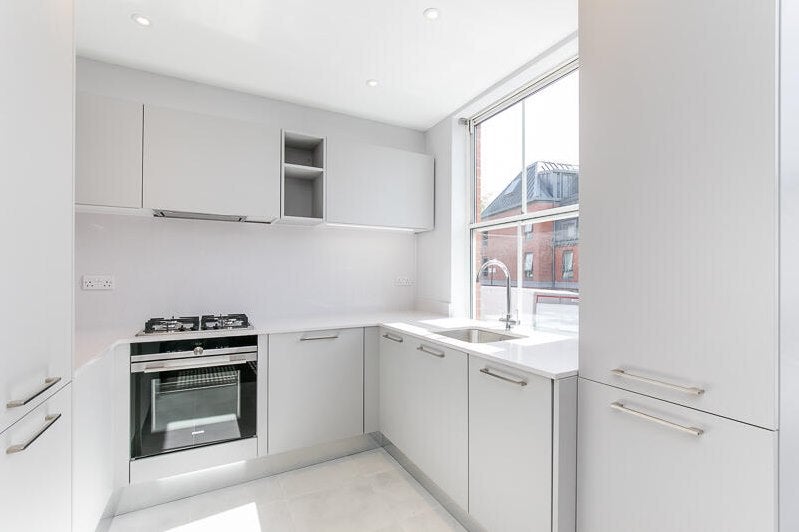 Flat Rosedew Road in Greater London
